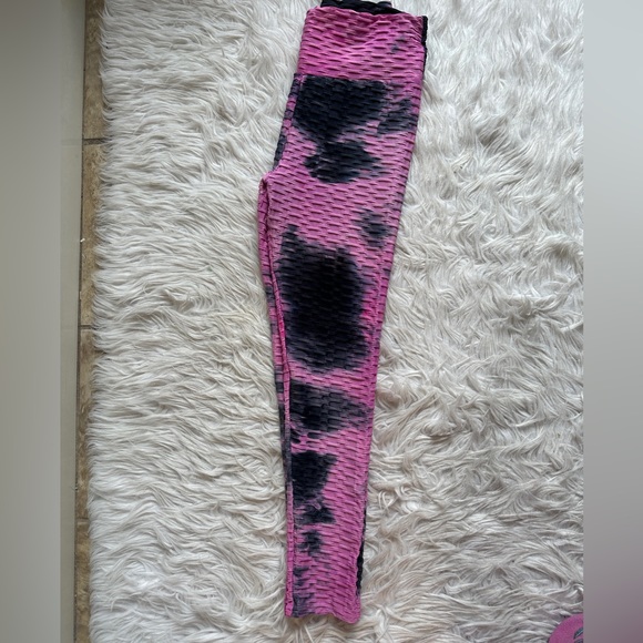 Pink and black ruched leggings. Used in great condition. Size medium. Stretchy. - Picture 4 of 5